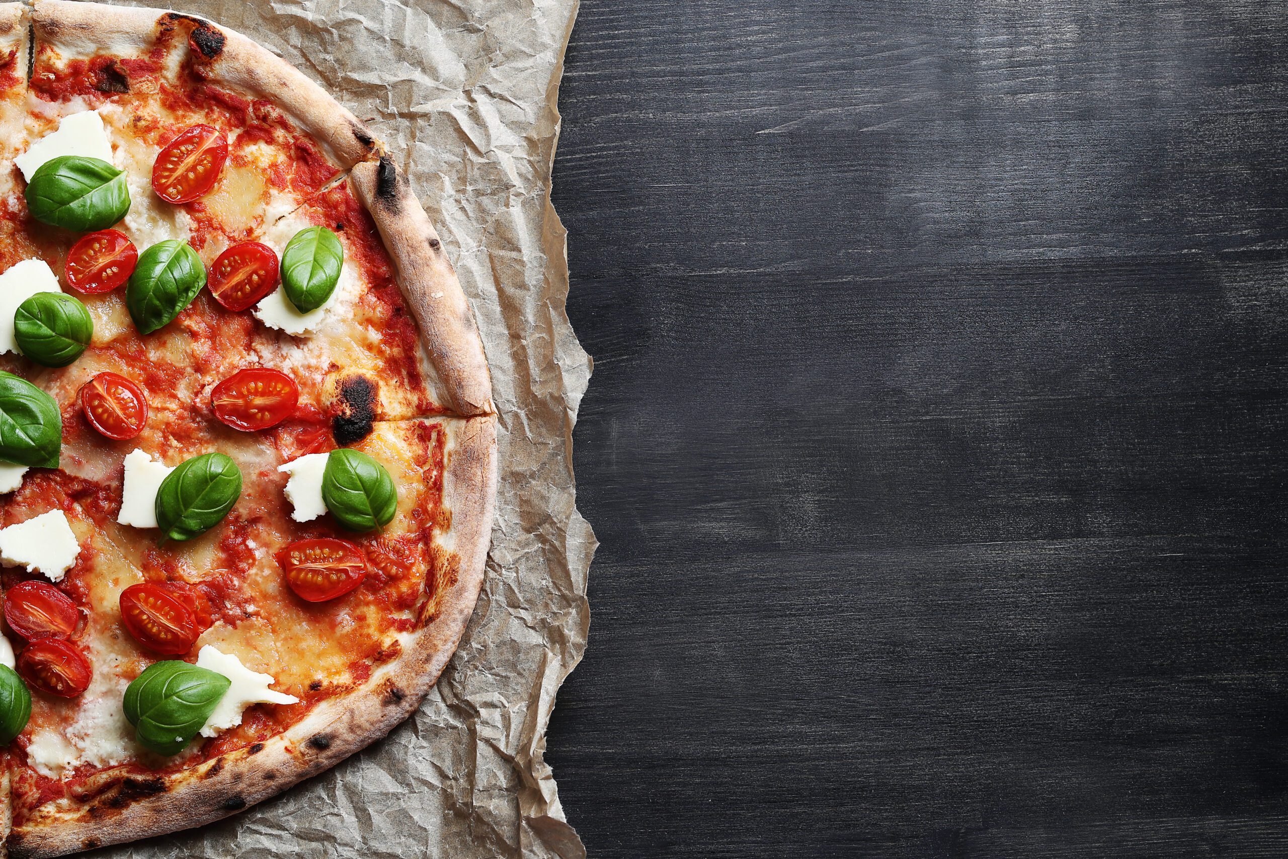 Pizza pizza su sfondo legno